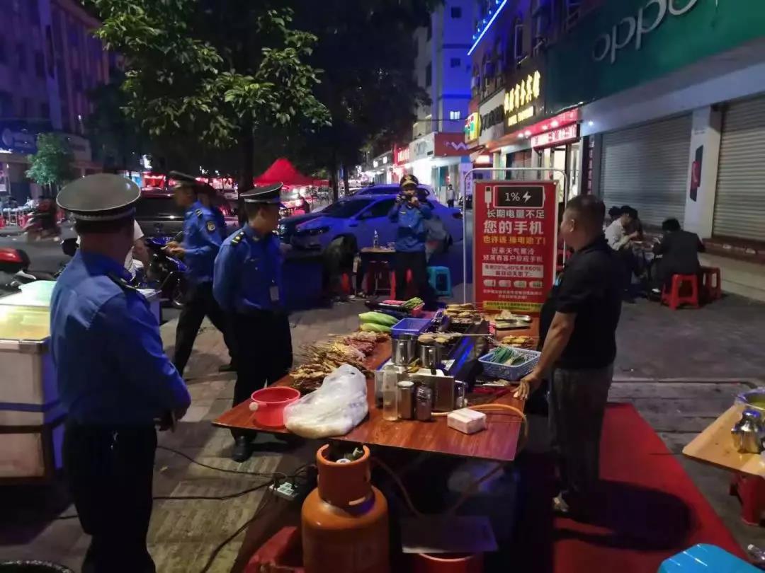 2019-11-28港口鎮多個部門聯合執法 堅決打贏藍天保衛戰.jpg