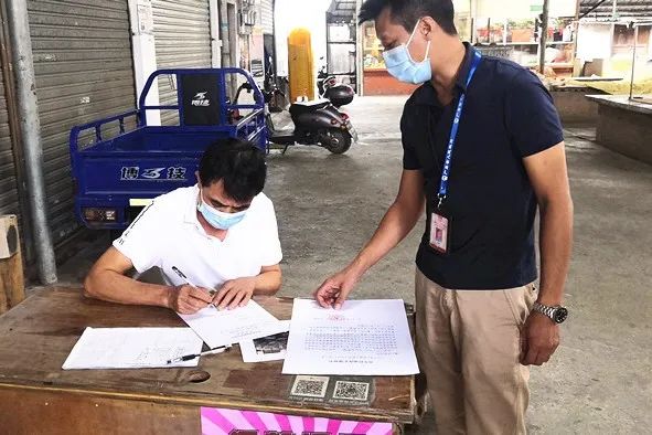 2021-8-15港口這家農貿市場被責令停業整頓001.jpg