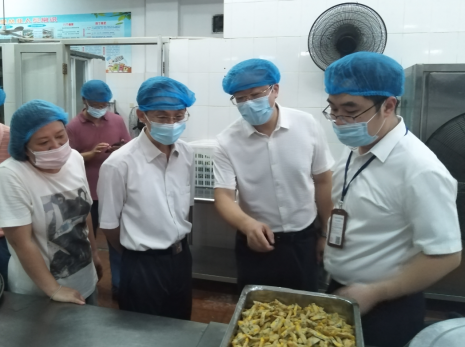 中山市政協聯合市市場監管局突擊檢查學校食堂并自費陪餐201.png