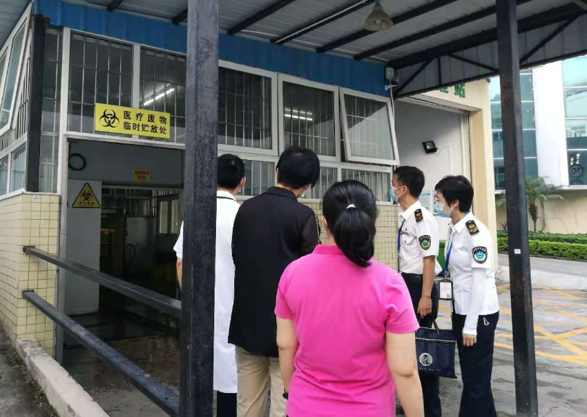 檢查醫(yī)療廢物.jpg