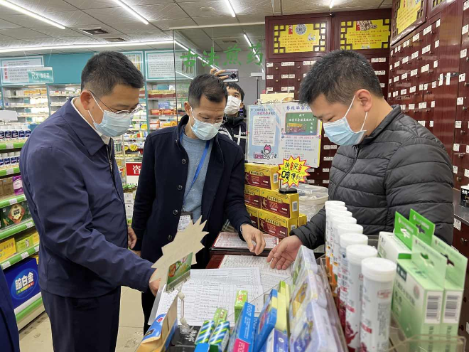 謝主任檢查藥店.jpg
