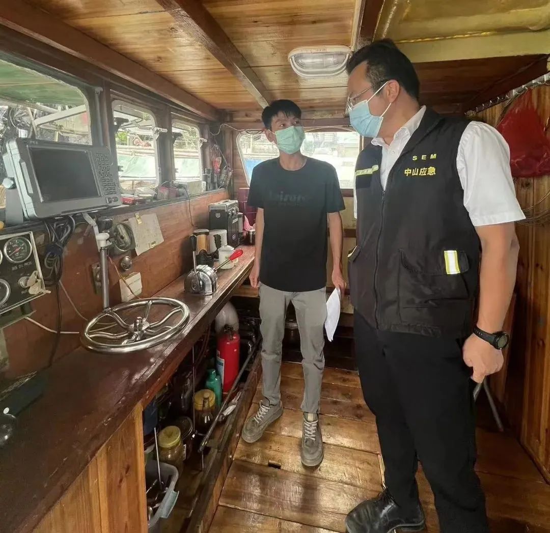 市應急管理局到港口督導臺風防范避險工作002.jpeg