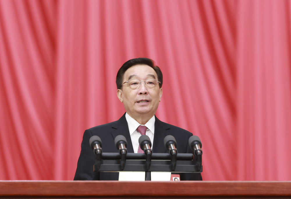 十四屆全國人大一次會議在京開幕 習近平等在主席臺就座4.jpg