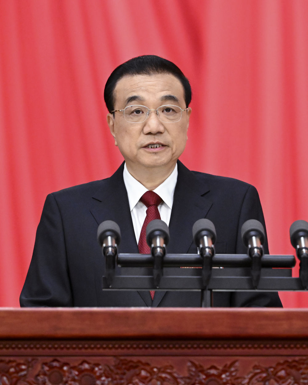 十四屆全國人大一次會議在京開幕 習近平等在主席臺就座3.jpg