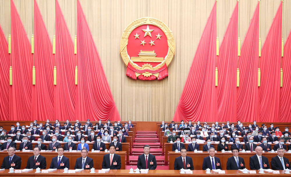 十四屆全國人大一次會議在京開幕 習近平等在主席臺就座.jpg
