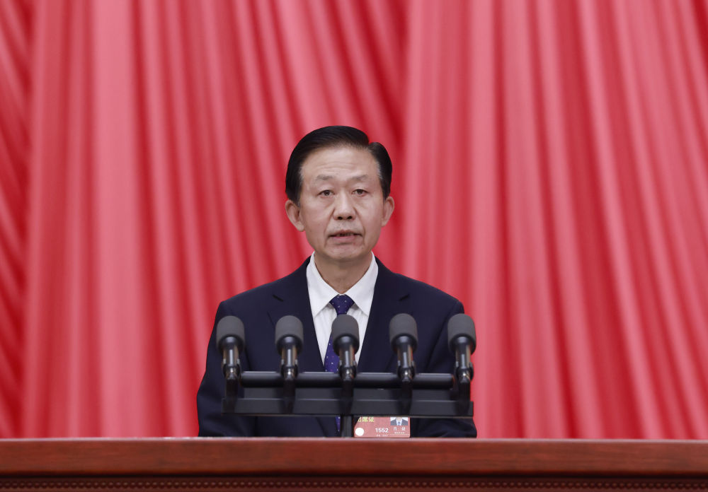十四屆全國人大一次會議舉行第二次全體會議 習近平等在主席臺就座5.jpg