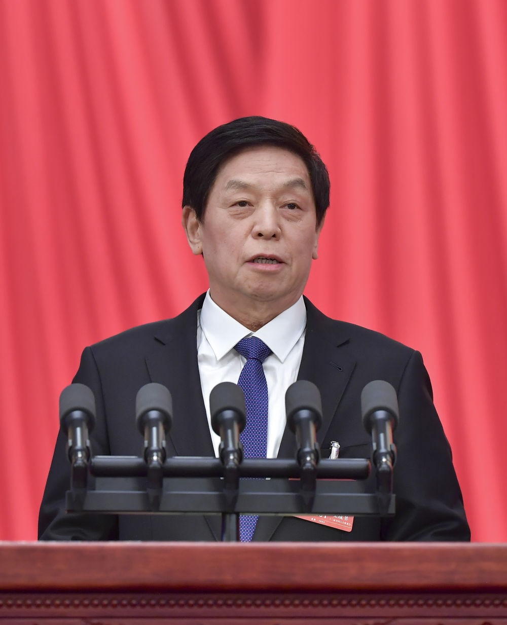 十四屆全國人大一次會議舉行第二次全體會議 習近平等在主席臺就座1.jpg