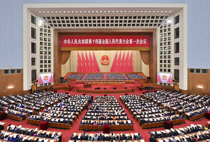 十四屆全國人大一次會議舉行第二次全體會議 習近平等在主席臺就座.jpg