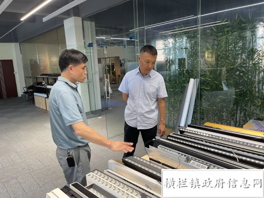 鎮主要領導帶隊走訪我鎮照明燈飾企業.jpeg