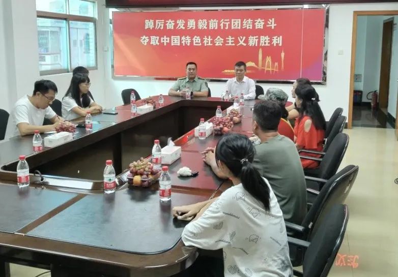 英姿颯爽！港口女兵踏上保家衛國征程.jpeg
