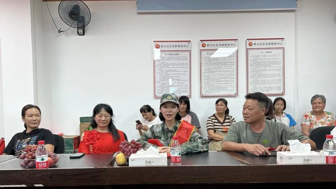 英姿颯爽！港口女兵踏上保家衛國征程1.jpeg