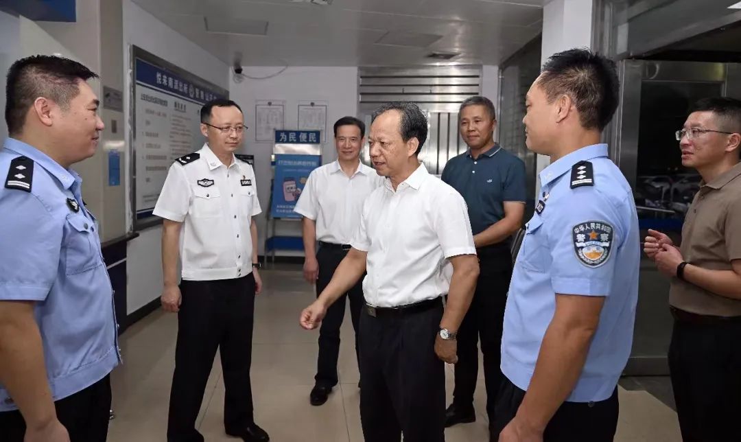郭文海慰問假期值班備勤的公安消防人員：展現了主動擔當作為精神和強大戰斗力1.jpeg