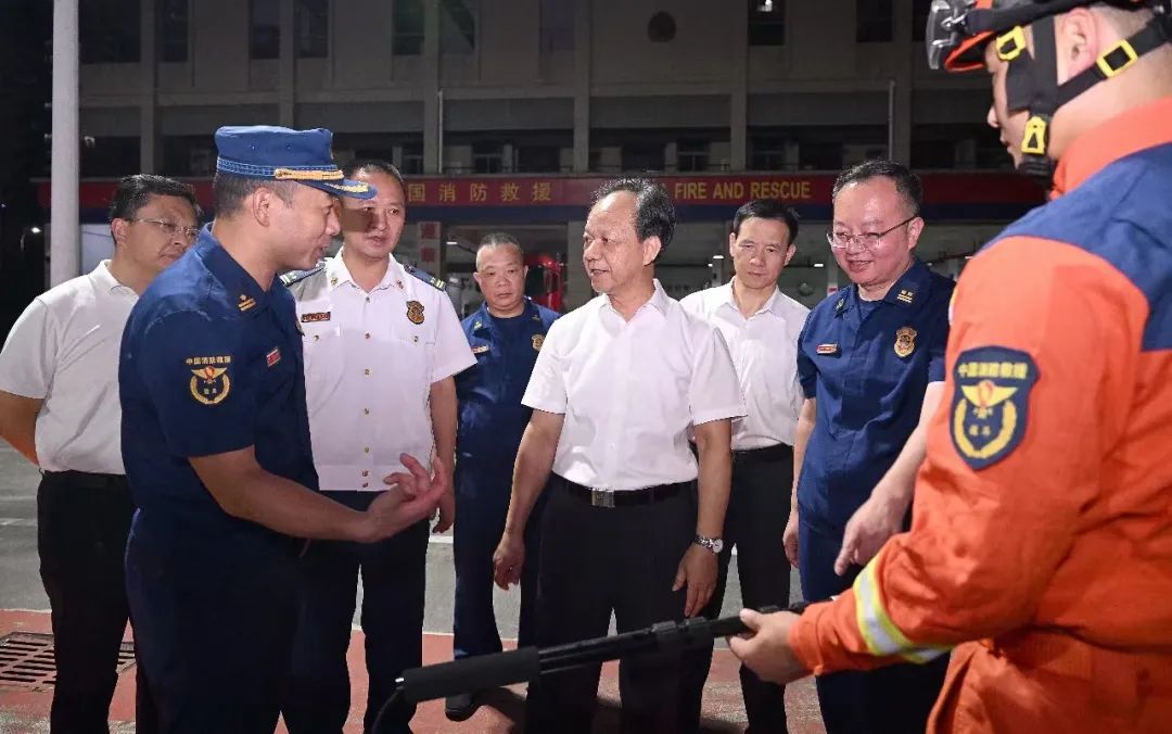 郭文海慰問假期值班備勤的公安消防人員：展現了主動擔當作為精神和強大戰斗力2.jpeg