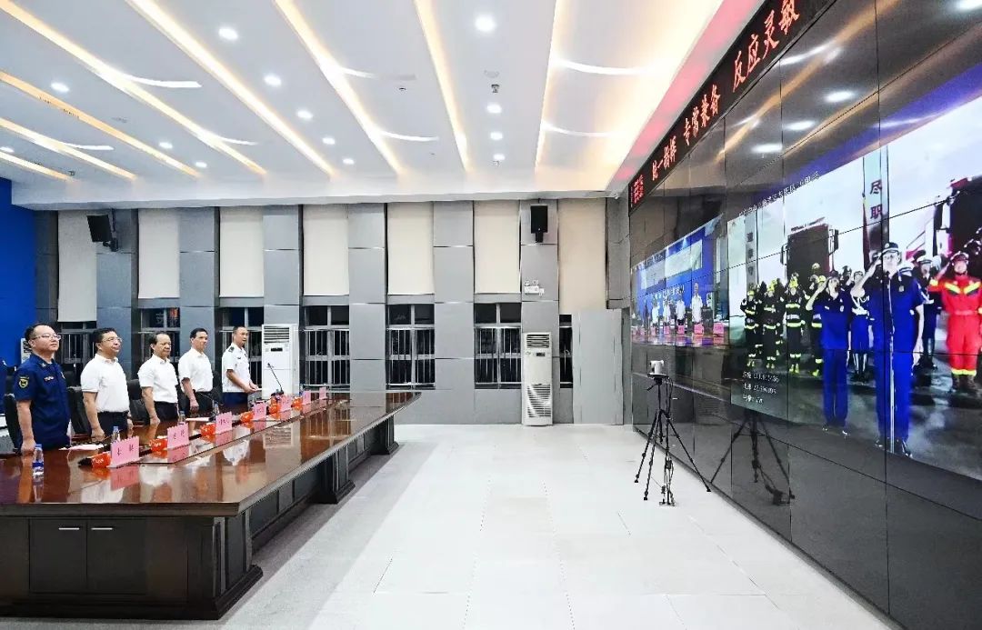 郭文海慰問假期值班備勤的公安消防人員：展現了主動擔當作為精神和強大戰斗力3.jpeg