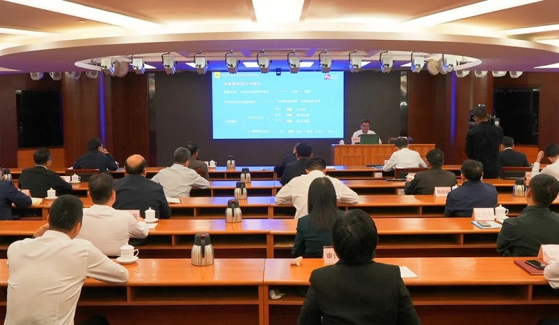 市政府黨組理論學(xué)習(xí)中心組專(zhuān)題學(xué)習(xí)習(xí)近平法治思想會(huì)議暨常務(wù)會(huì)議學(xué)法講座舉行.jpg