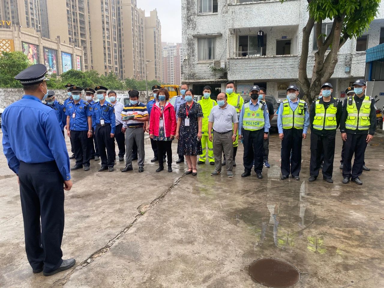 2020-4-24港口鎮(zhèn)人大代表參與市容環(huán)境整治001.jpg