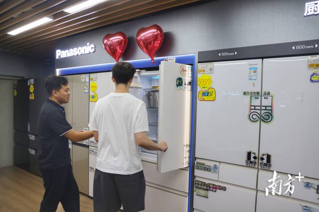 蘇寧易購石岐大信店里，消費(fèi)者正在選購冰箱。