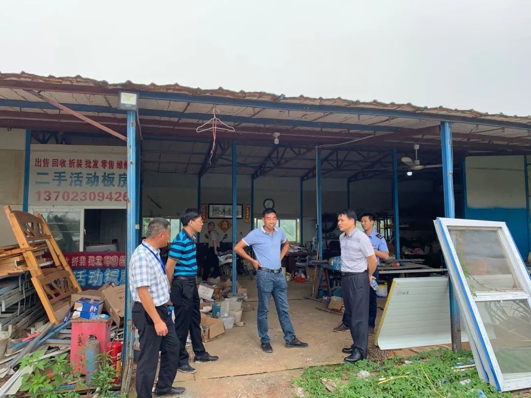 我鎮多部門聯合突擊檢查無證照廢品收購場001.jpg