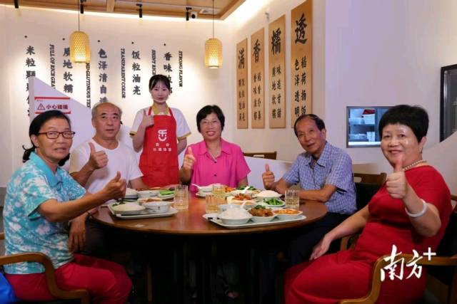 就餐老人為中山市香山長者飯堂點贊。  資料圖片