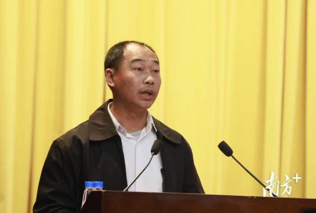 板芙鎮(zhèn)板芙社區(qū)黨總支書記黃錦文。