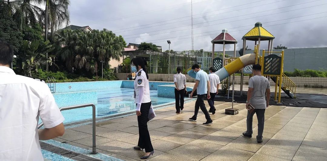 2020-7-6港口鎮對游泳場所開展聯合檢查001.jpg