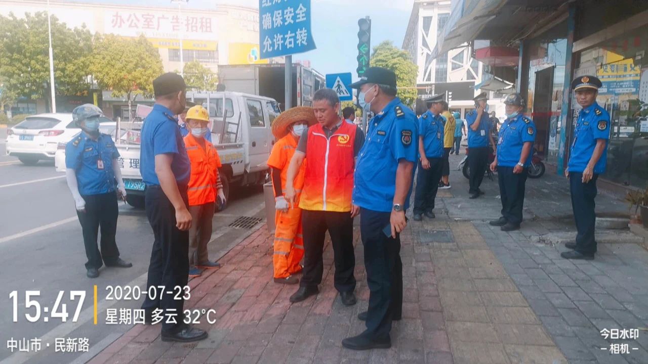 2020-7-27港口鎮(zhèn)聯(lián)合多部門開展市容環(huán)境綜合整治行動001.jpg